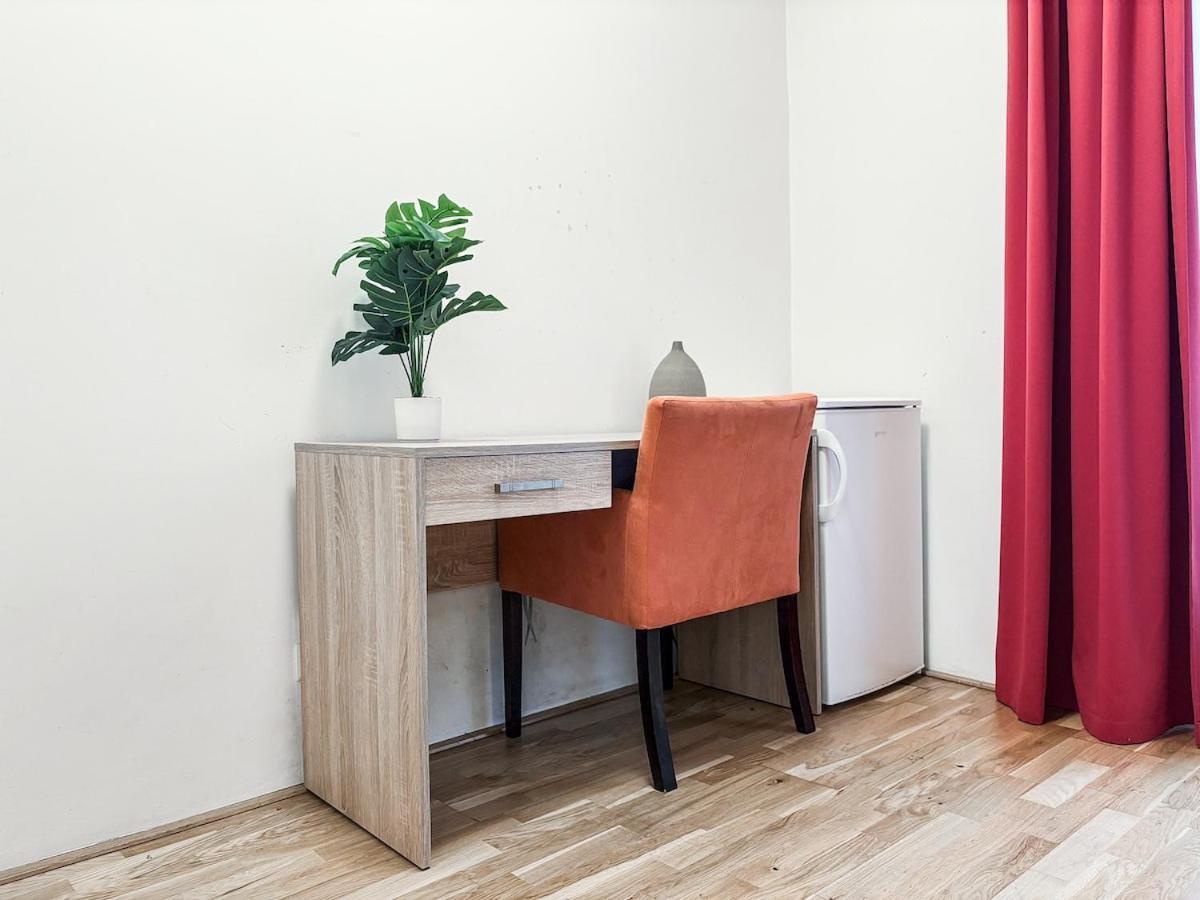 Dependance I 6 Mins To U6 Alser Strasse I Self Check In Apartment *