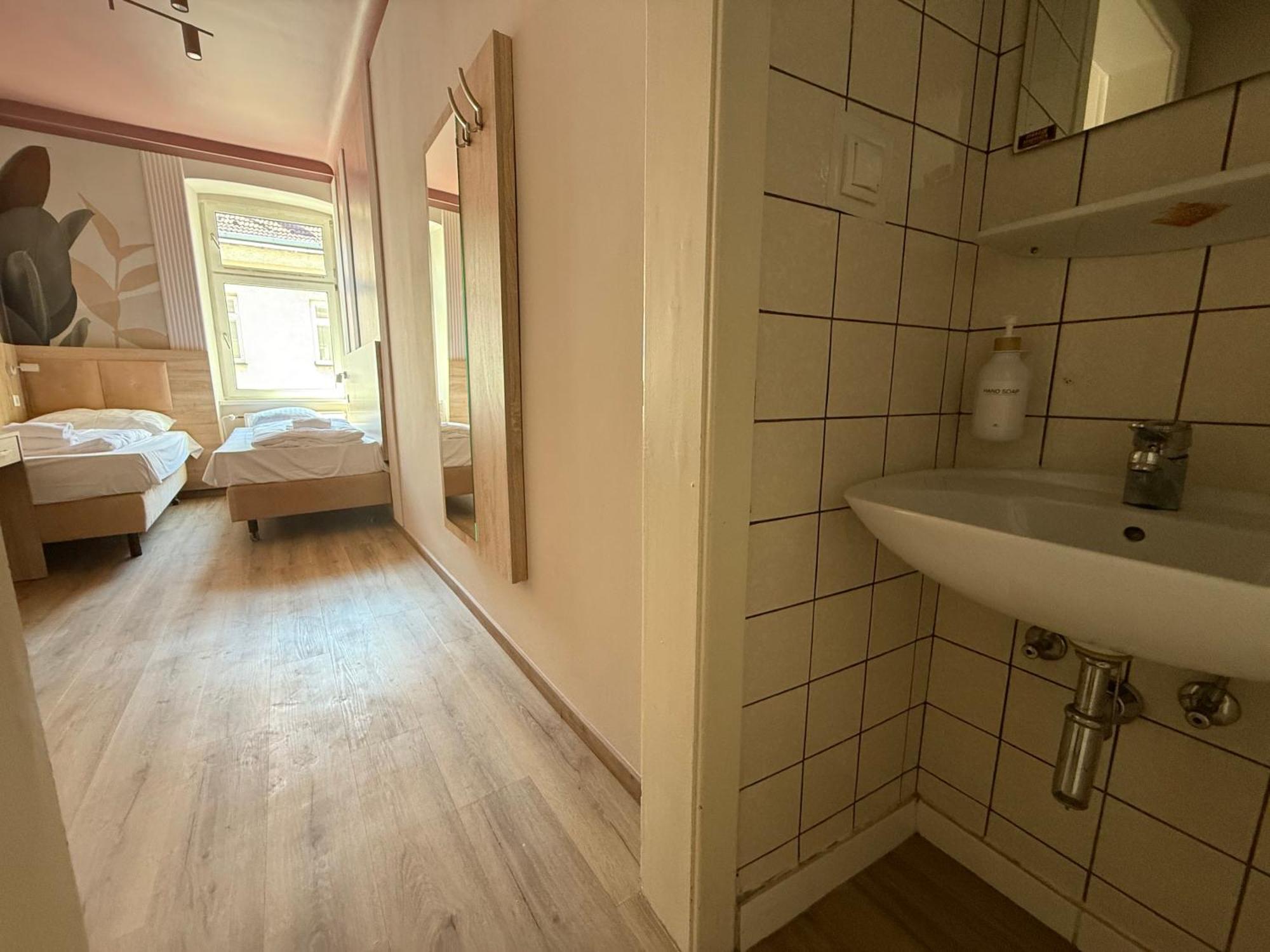 Dependance I 6 Mins To U6 Alser Strasse I Self Check In Apartment Wien