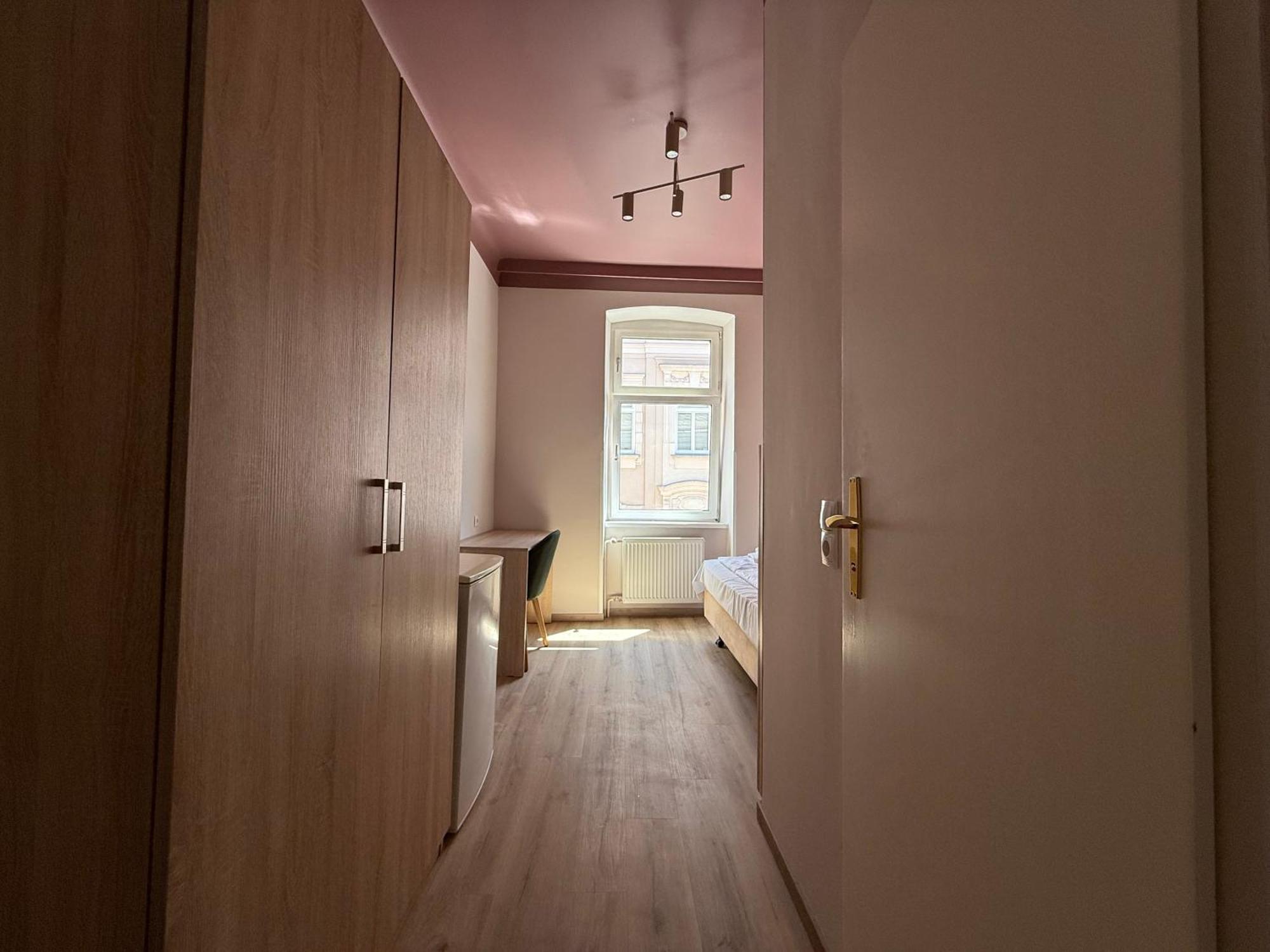 Dependance I 6 Mins To U6 Alser Strasse I Self Check In Apartment *